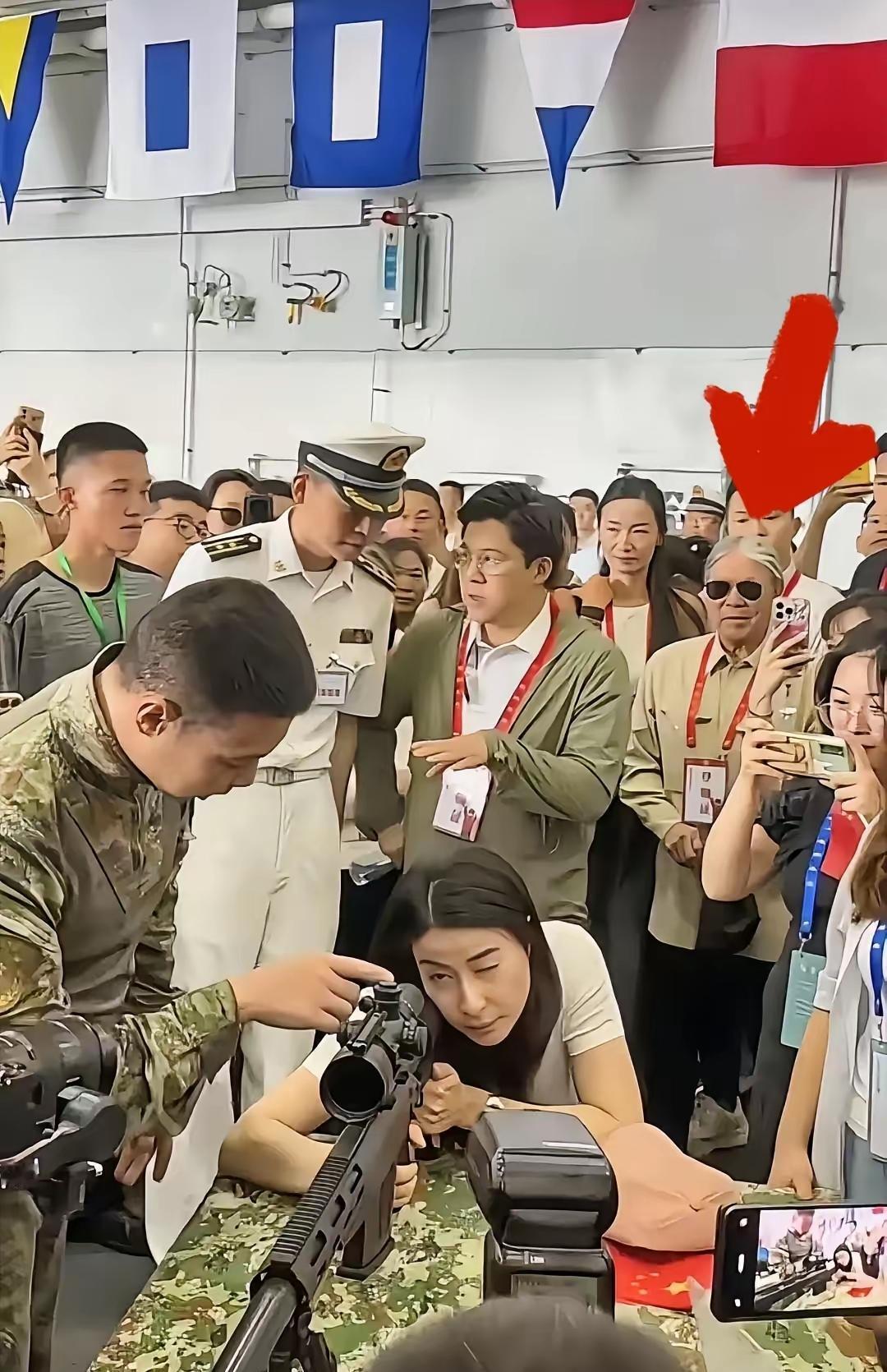 霍震霆这长辈格局真绝了！豪门里少见的不摆谱，跟着儿子儿媳逛南沙像个开心的“小跟班