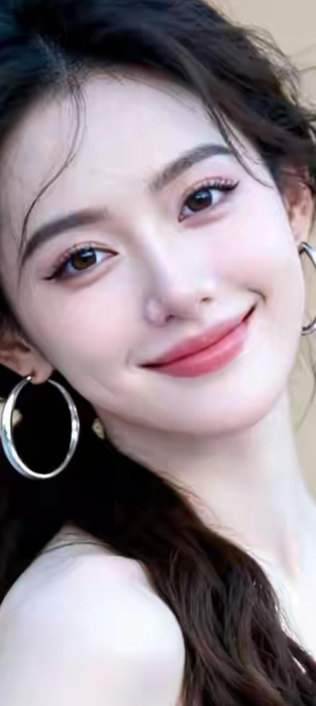 甜美笑容，大圈耳环，元气满满的一天！😊✨