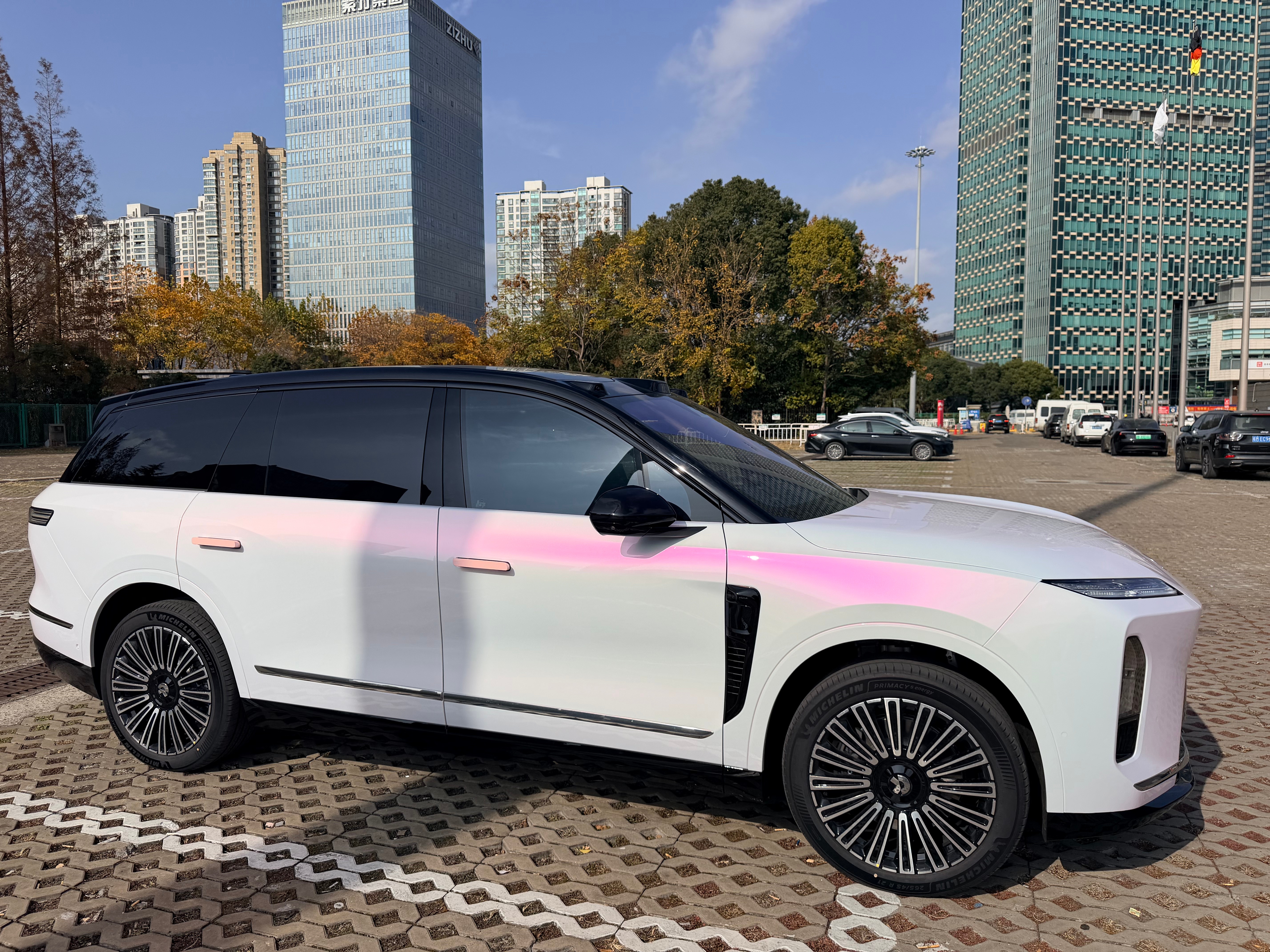 一位小姐姐的新 ES8！提车就来超级车间改了这款TPU 花悦粉！TPU 的改色膜