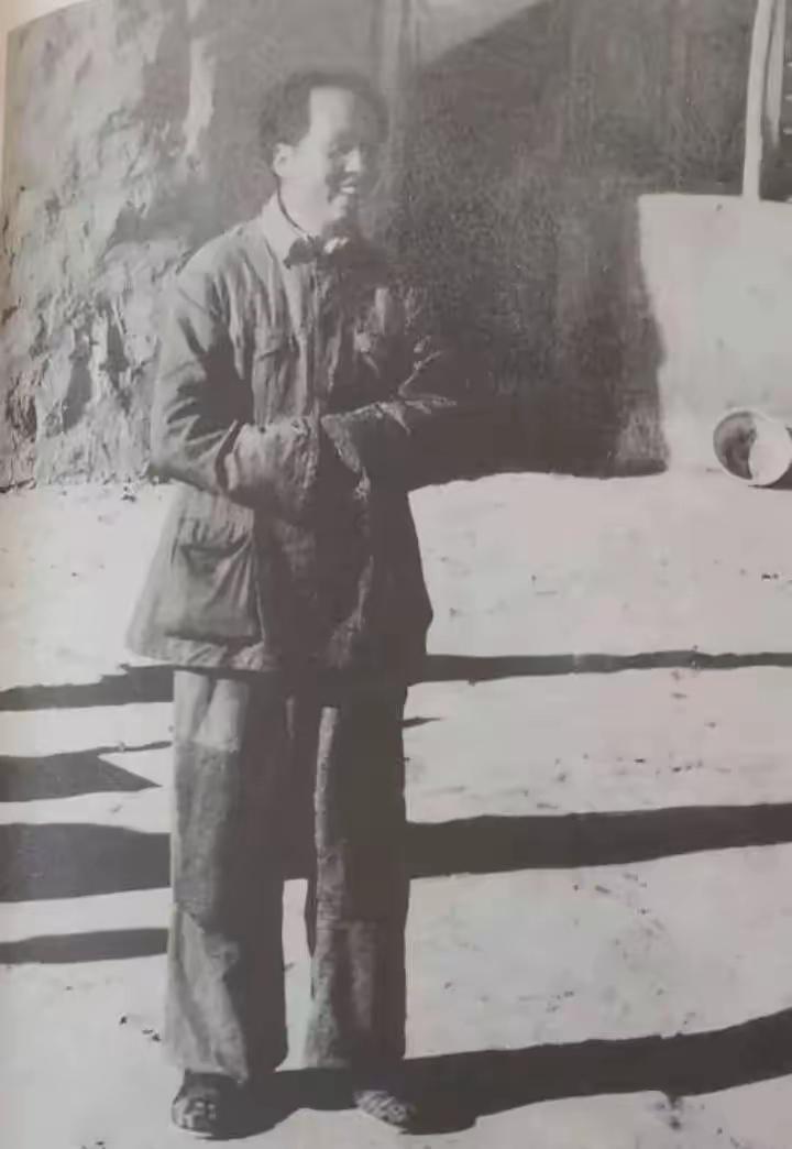 下联：万里长征壮举豪。