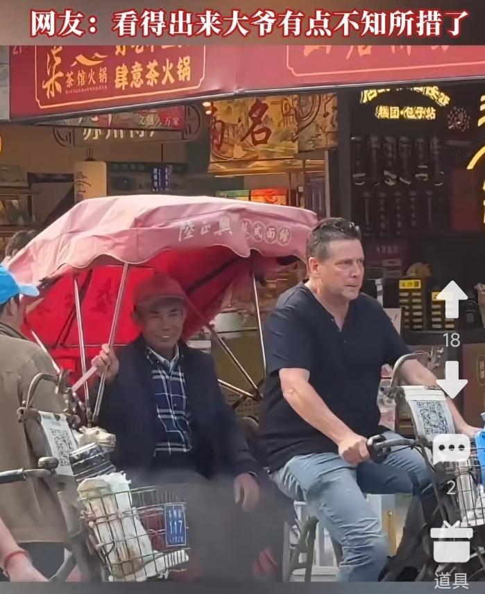 外国人来中国旅游，很想体验街头跑的三轮车。
骑车大爷见有客，十分高兴，问老外去哪