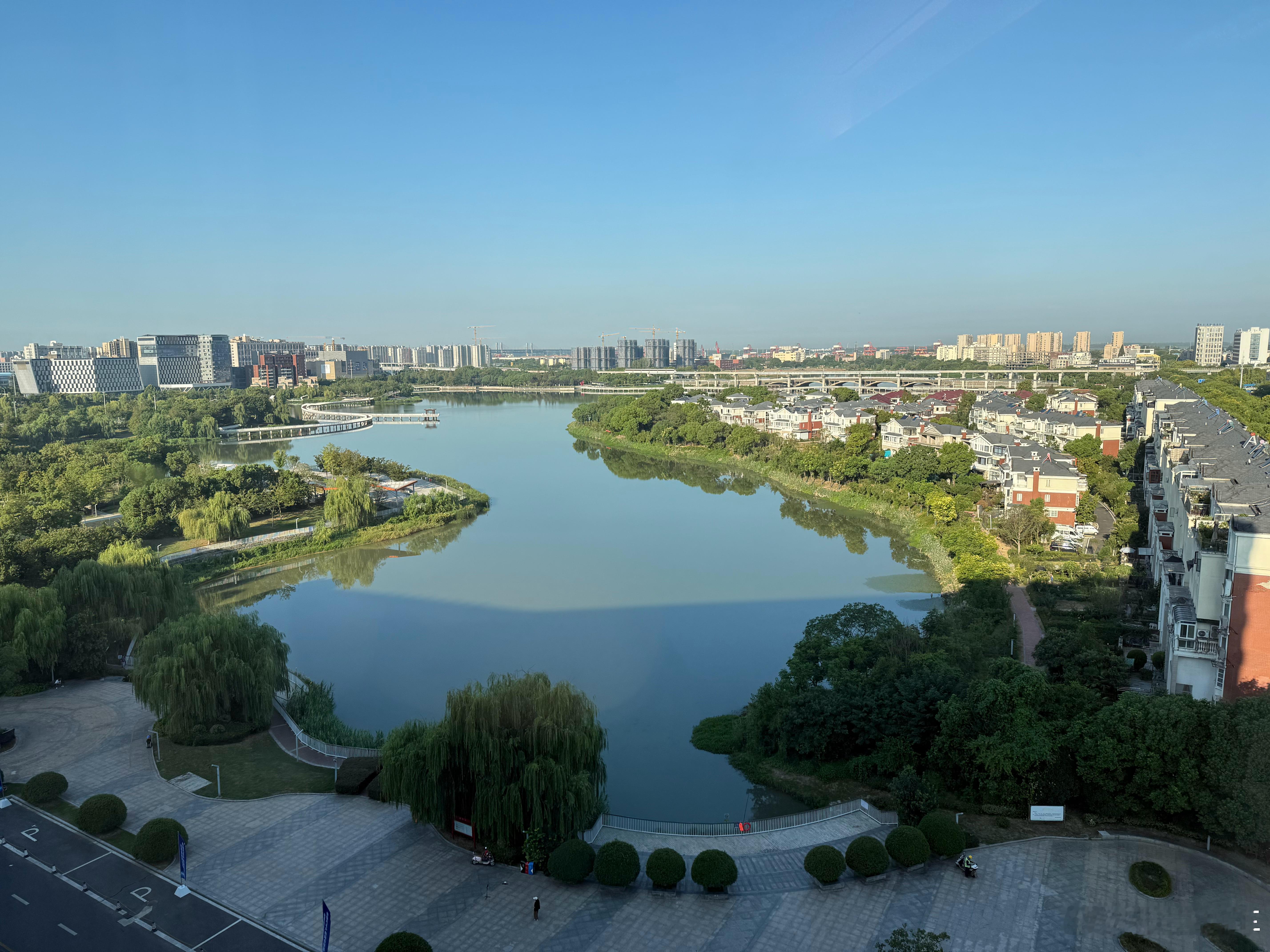 芜湖，这座位于安徽东南部的城市，凭借汽车工业实现了令人瞩目的崛起。30年前，奇瑞