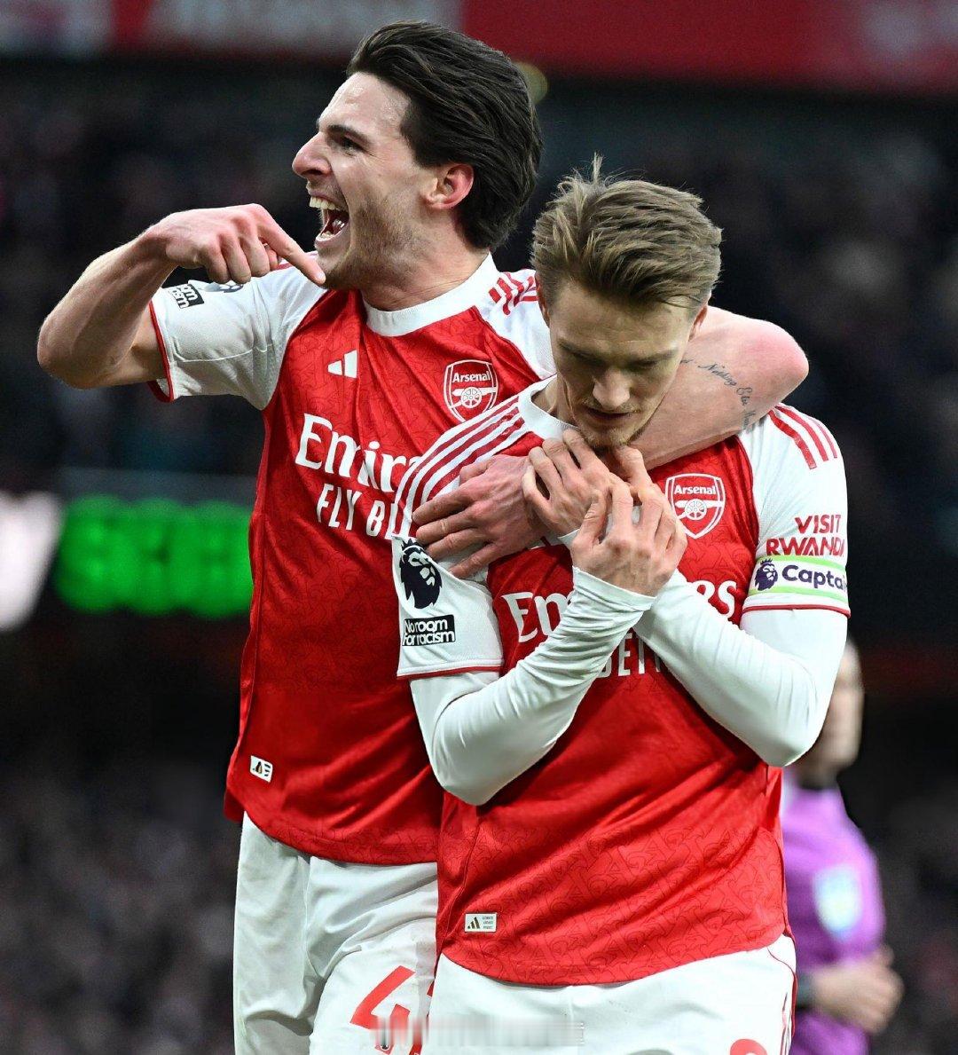 厄德高评价德克兰·赖斯：“他的表现简直难以置信。踢右后卫——很可能他人生中第一次