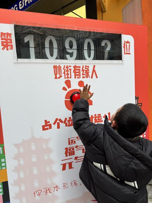 四川雅安一镇政府牌匾遭孩童涂鸦，官方回应暖哭全网：童真比牌匾更珍贵
 
5月4日