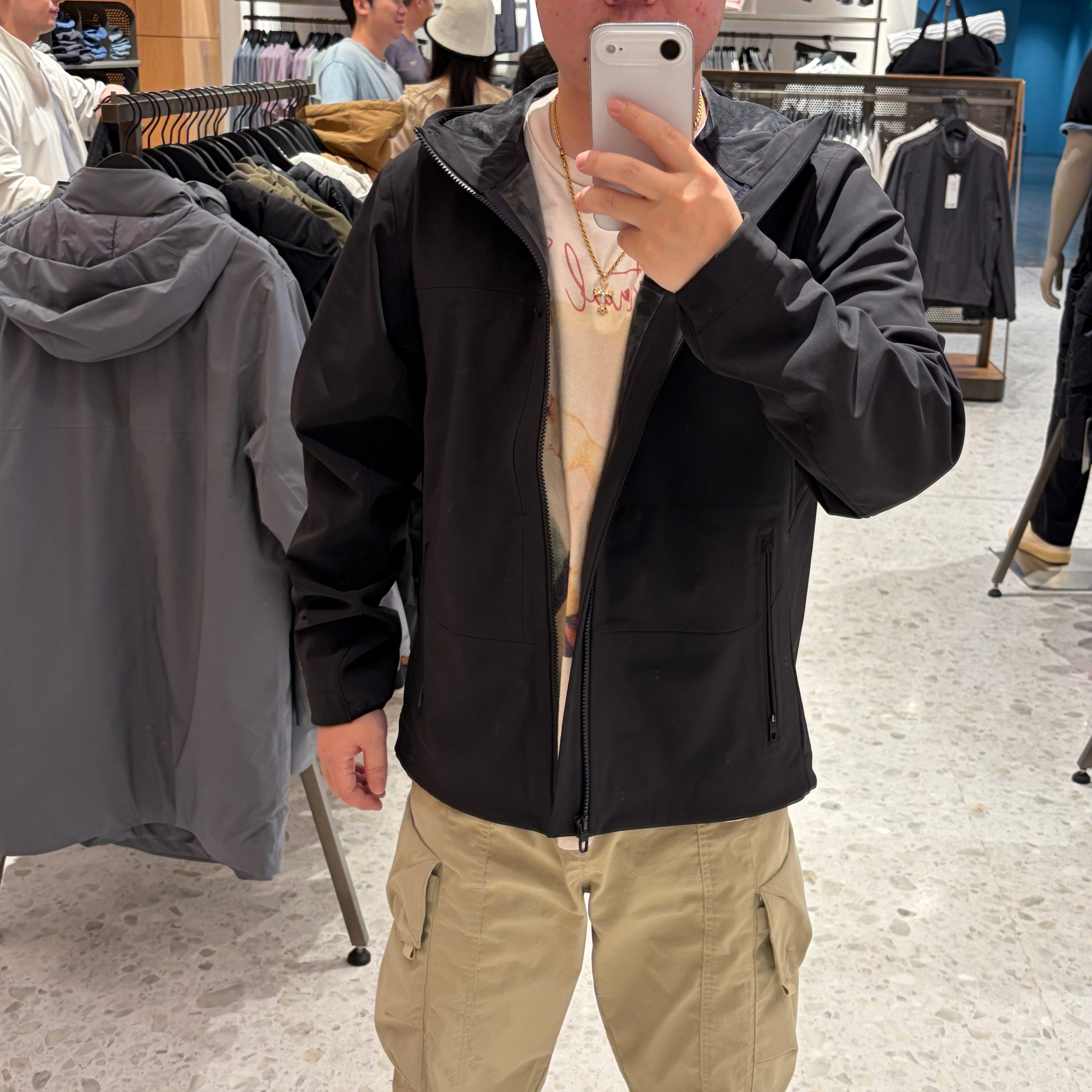 鞋子没买成，买了件lulu的防水外套 深圳·华润城万象天地