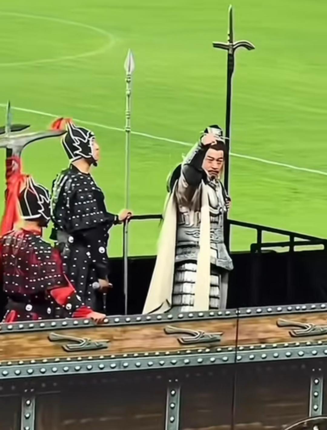 “至今思项羽，不肯过江东。”
 
千年前，楚霸王项羽兵败垓下，退至乌江岸边。乌江