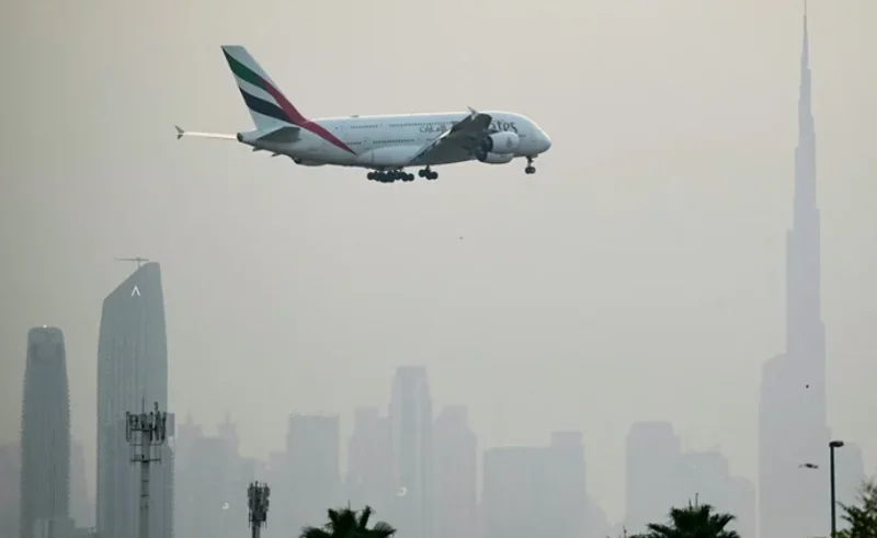 据参考消息网报道，美以对伊朗军事行动进入第3周，全球航空业陷入混乱，中东多数空域