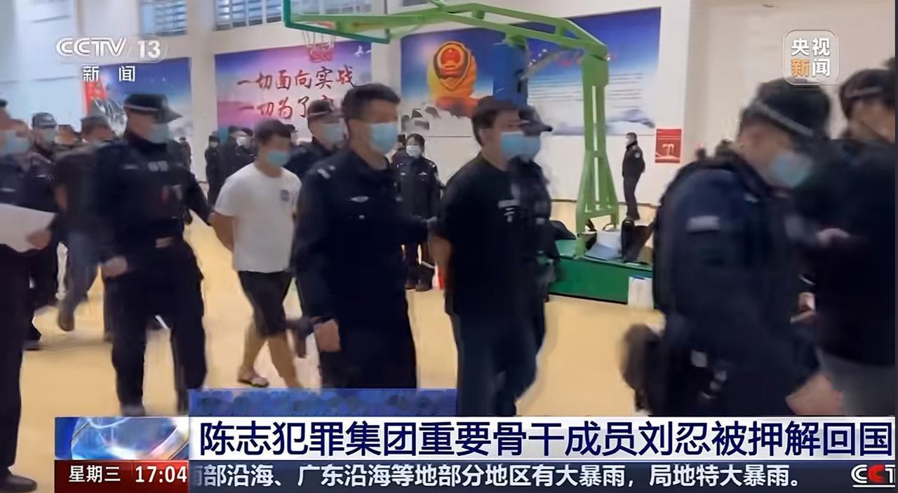 跨国蹲点跑路再多，终究躲不过跨境联合抓捕。
这群电诈骨干本想躲在境外逍遥捞钱，靠