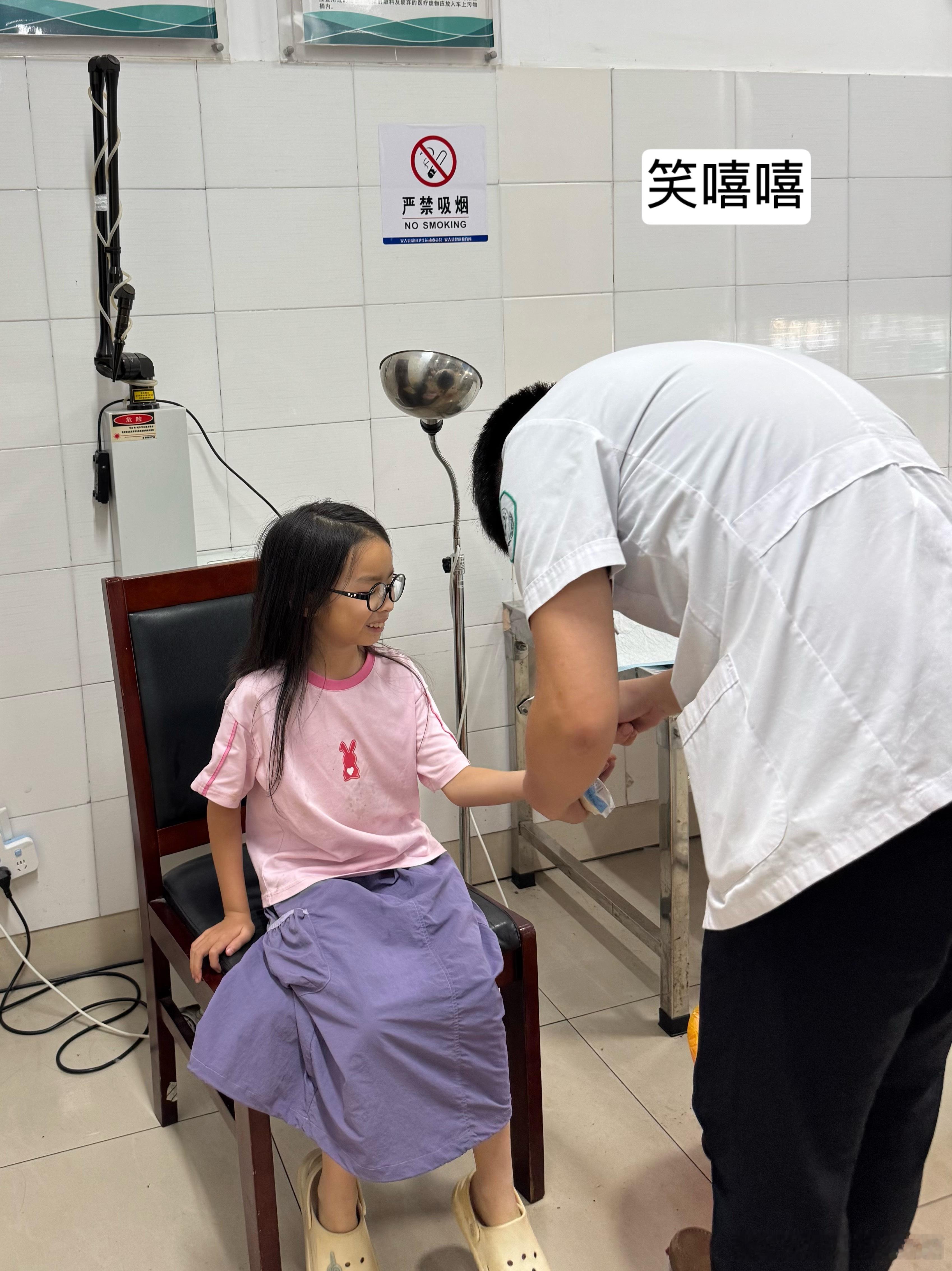 带安姐来医院了蛮搞笑的这两天不是搭草房子嘛先是抓到一把狗屎再是手受了伤，扎了一根