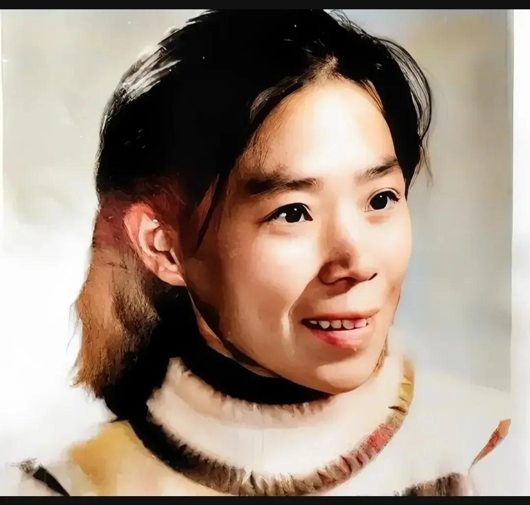 80年代，一个年轻的女孩，留下了这一张照片，后来的她成了家喻户晓的人物，很多人不