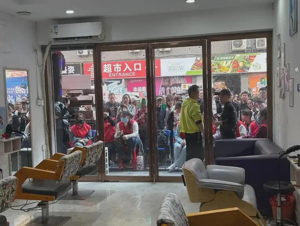 #理发店为何生意难做?#简单来说就是市场竞争比较激烈，理发店的数量不减反增，再加