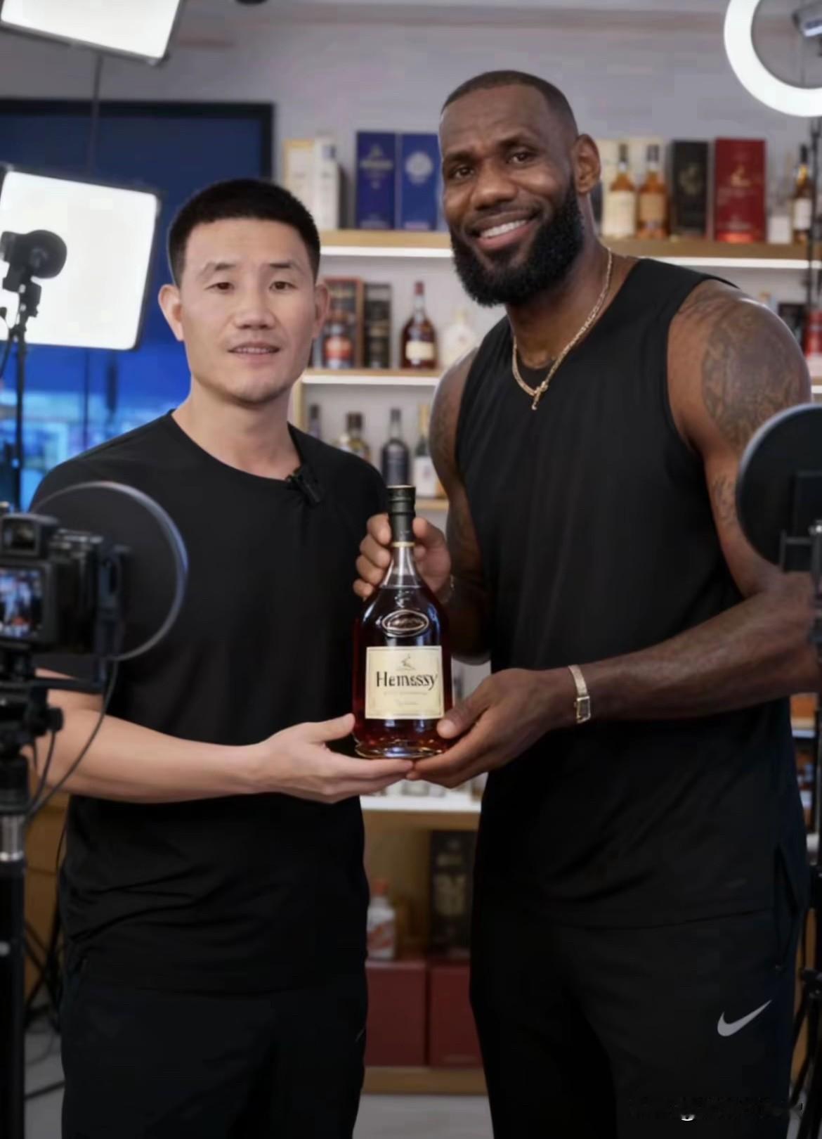 勒布朗·詹姆斯一定是嘎子卖的酒喝得多了，居然在NBA新赛季前上演了史诗级的无厘头