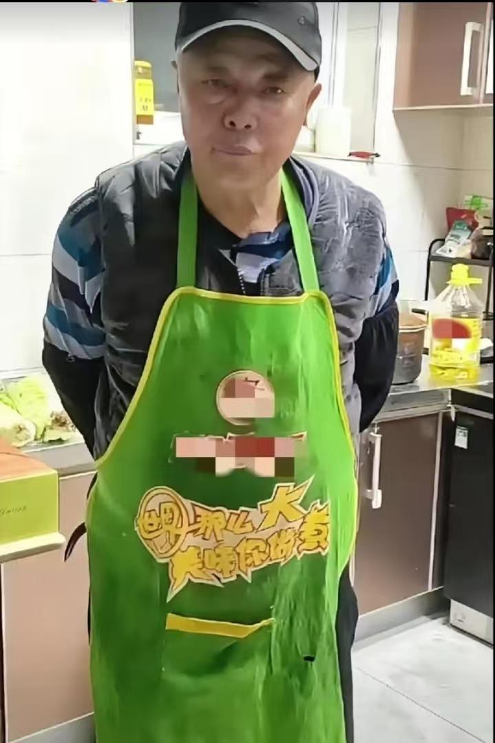 女子下班回到家，看到公公戴着围裙在厨房站着，她上来就一句:“炒菜，快点!”说完嘿