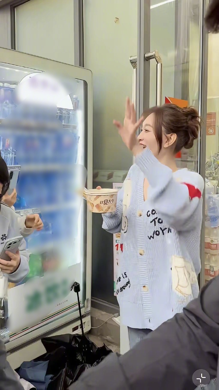 李小冉请粉丝吃关东煮李小冉五十岁路透生图李小冉参加浪姐的路透生图出来了！这状态也