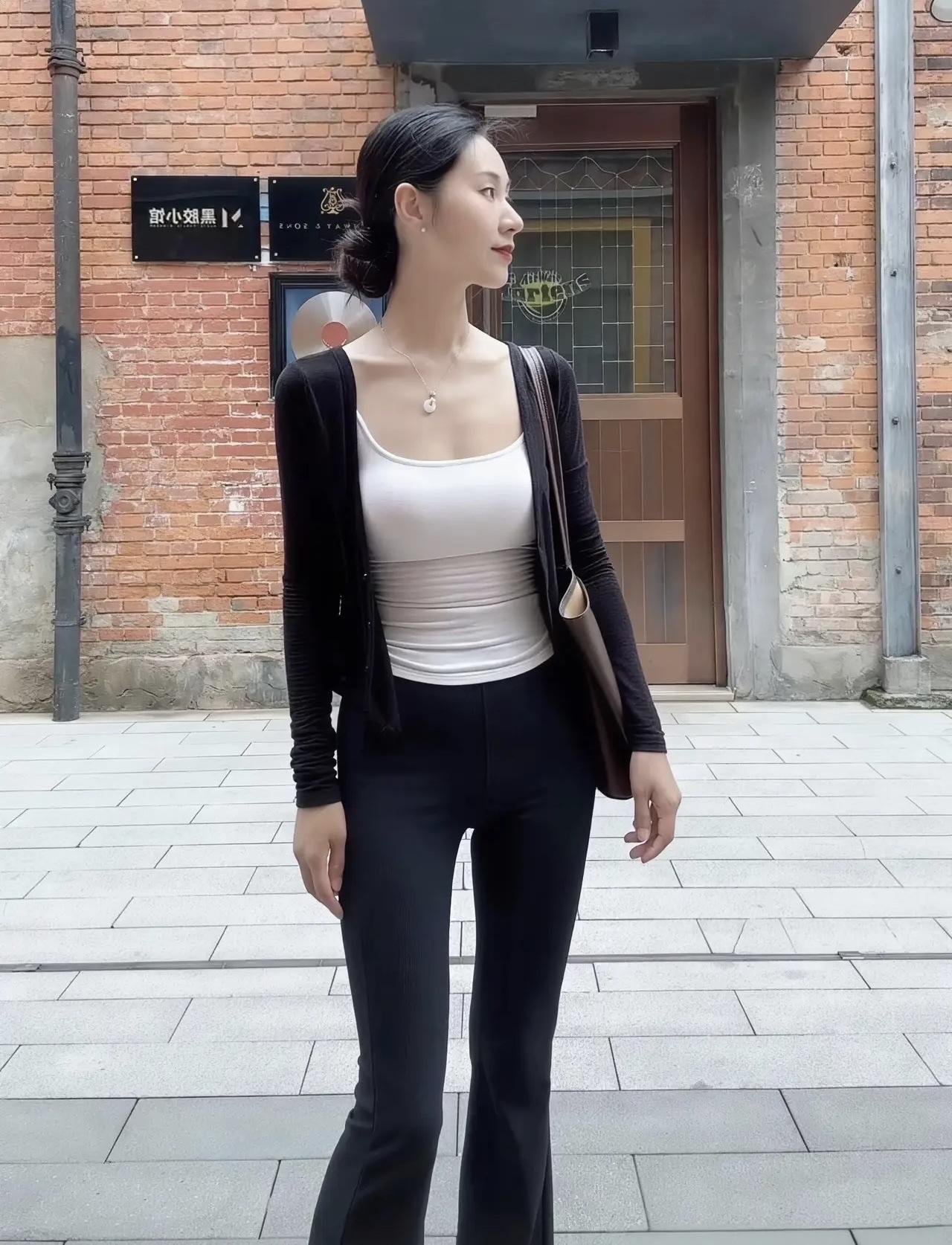 自从搬进这个小区之后
总感觉有点不对劲，
不仅保安格外客气，
每次进门都要敬礼，