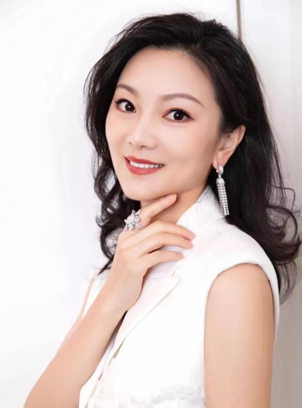 1999年，18岁的陈婷正在上课时，突然感觉一阵恶心呕吐，同桌问她：“你怎么啦？