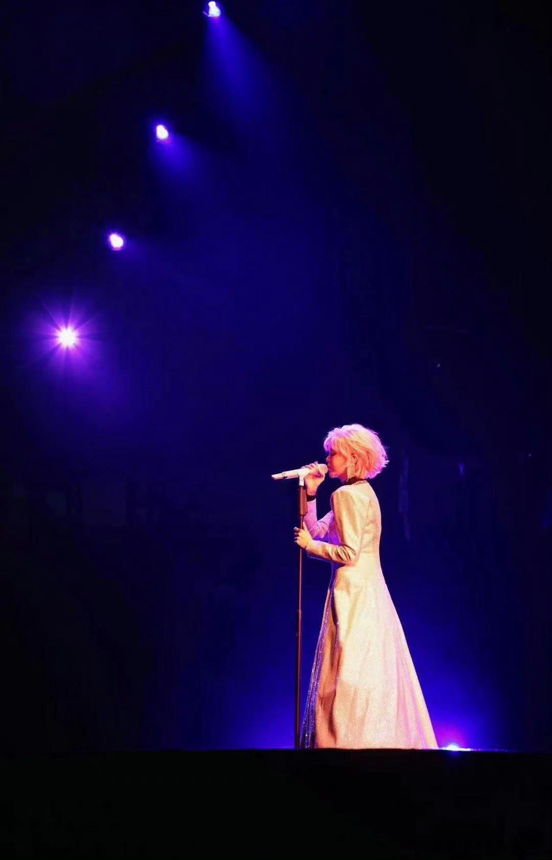 #郁可唯演唱会状态# “终身浪漫的开始”演唱会今晚深圳开唱，她的状态依旧如此好！