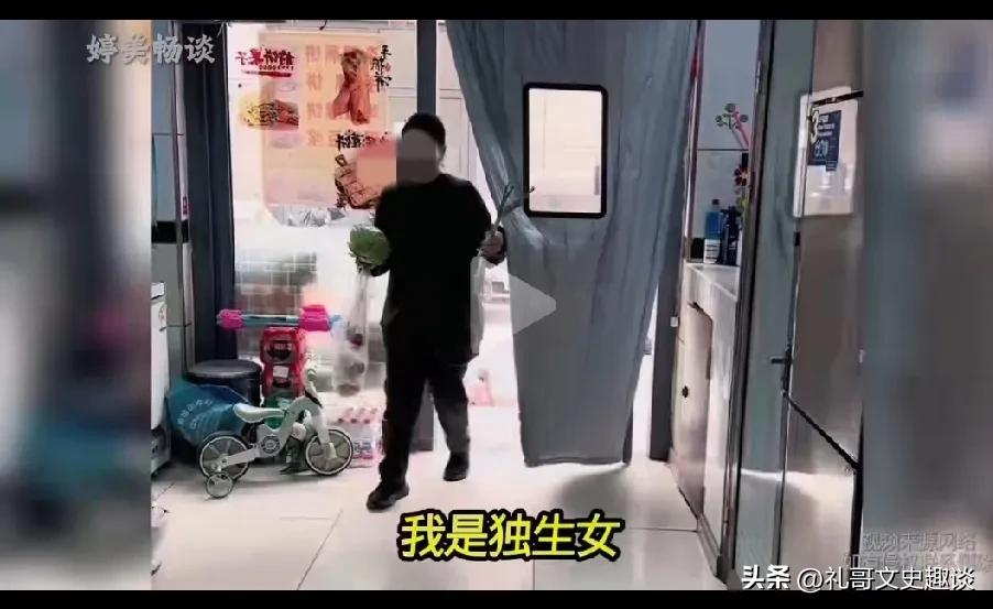 这种男人心眼小，离开他是正确的。女人是独生女，她的父亲走了，她的妈妈摔伤了胳膊，