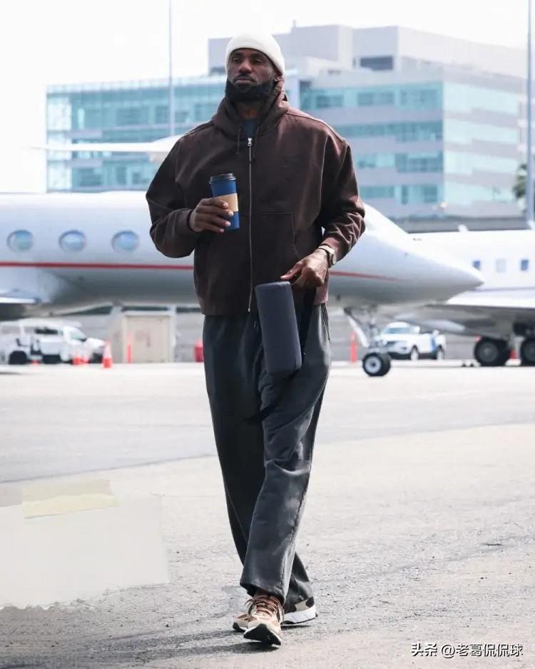 下面是一条关于湖人巨星詹姆斯的坏消息！明天湖人将会坐镇主场迎战实力不俗的尼克斯，