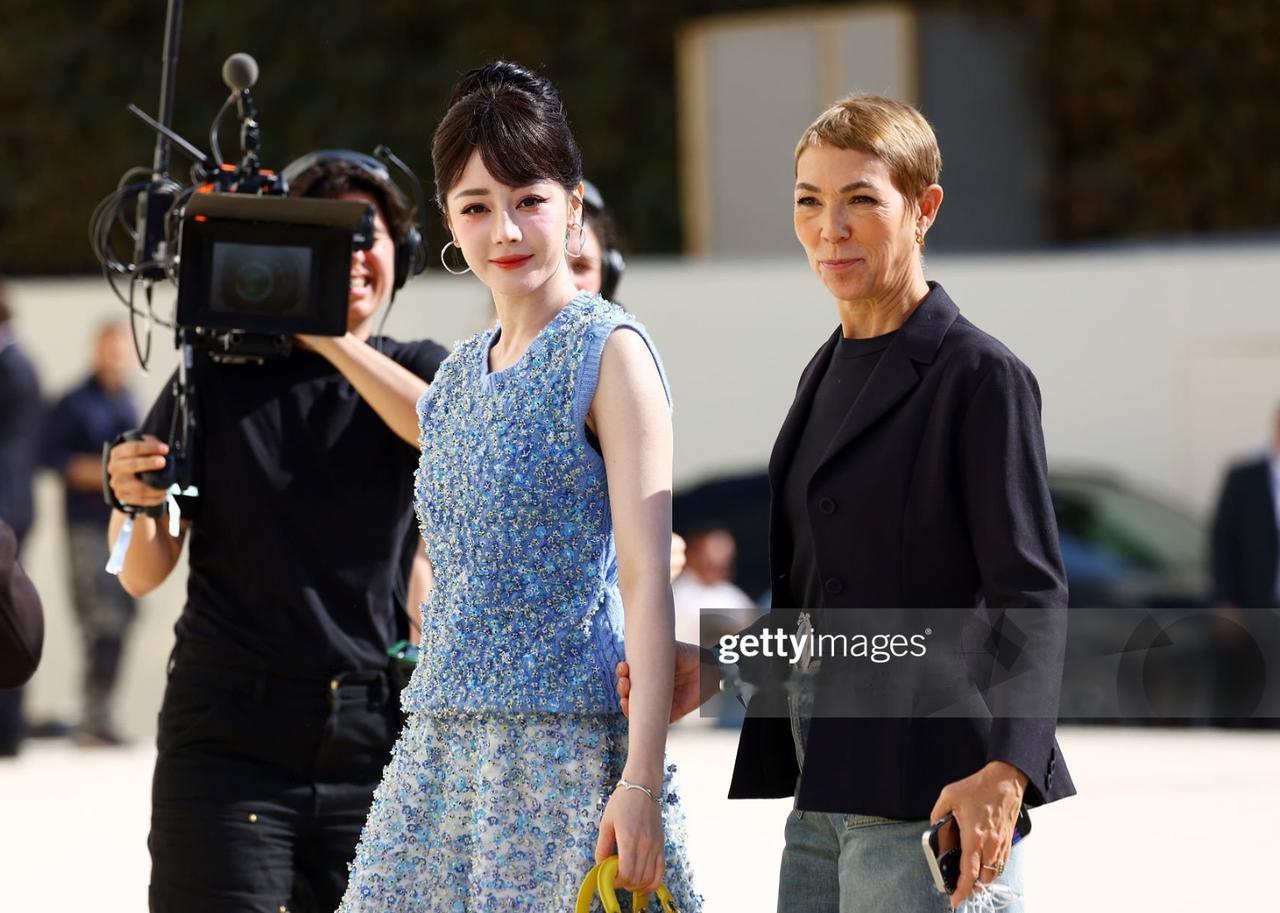 热巴和娜扎一块上热搜了！
这俩一块上热搜的情况还真是罕见，毕竟俩人都是90花，都