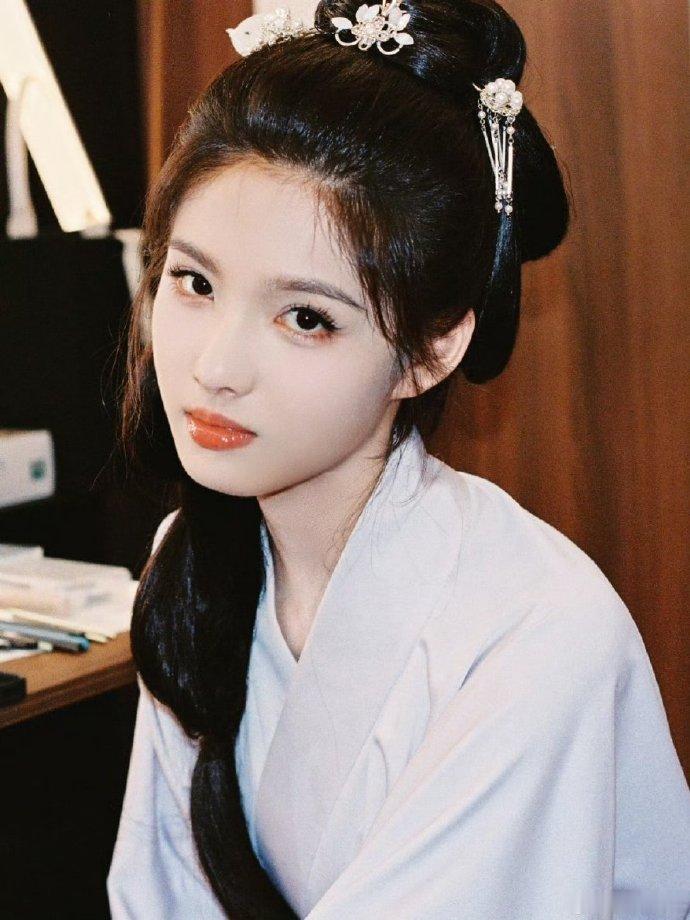 艾米雀骨路透明媚少女具象化了艾米雀骨造型的每一个瞬间都好抓马！不是刻意的甜，是自