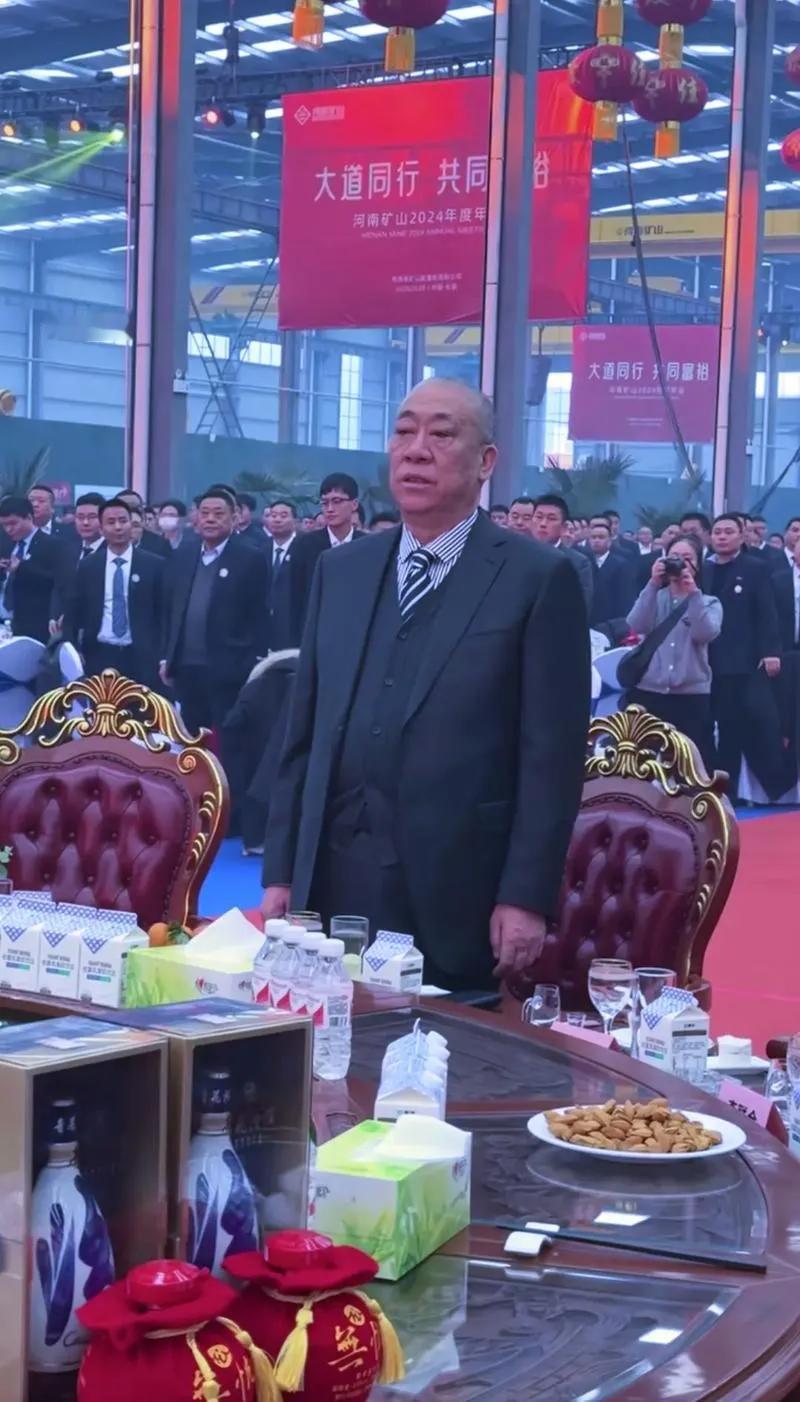 河南矿山集团的年会之所以火遍全网，不只是一场热闹，更照出了现在老板和员工的关系、