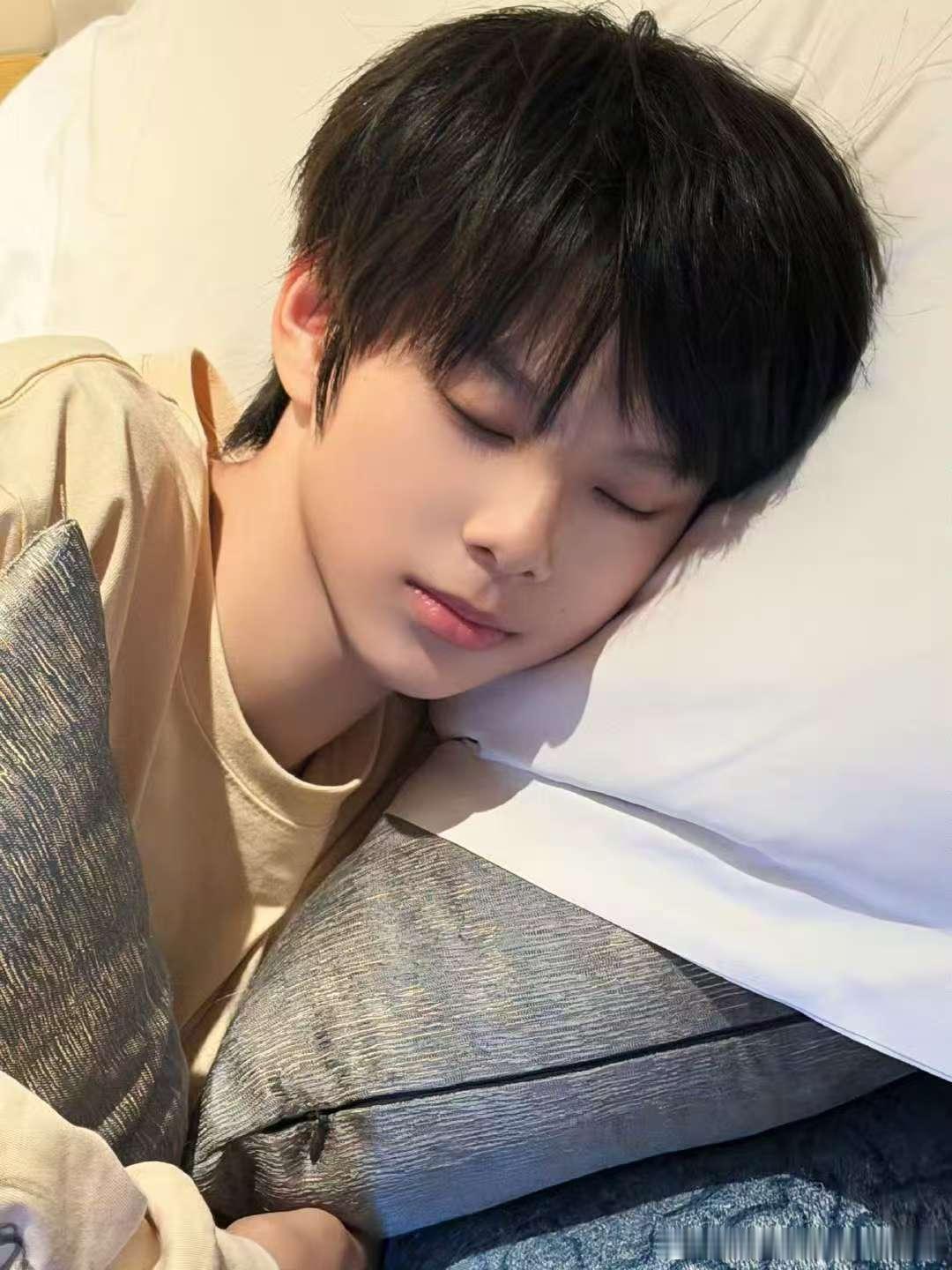 陈思罕睡颜live陈思罕怼脸live 好可爱！ 