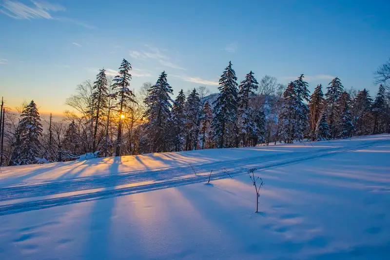 晨风往返堆香雪、
世季归途几时载、
历经百年涧谷风、
烽台远景云遮月、
山海亲临