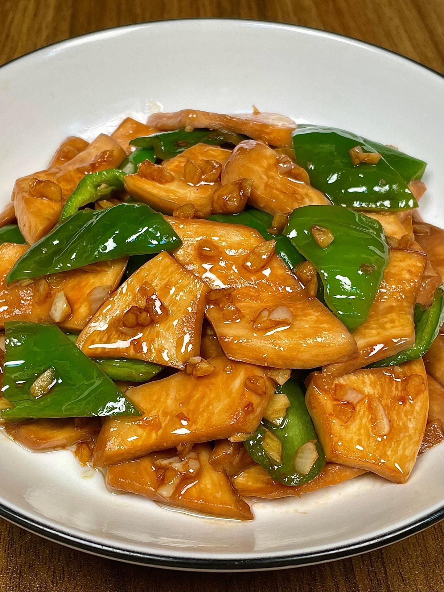 好吃又下饭的家常小炒菜。脆爽下饭的青椒杏鲍菇！巨好吃！ 鲜香味美，爽脆...