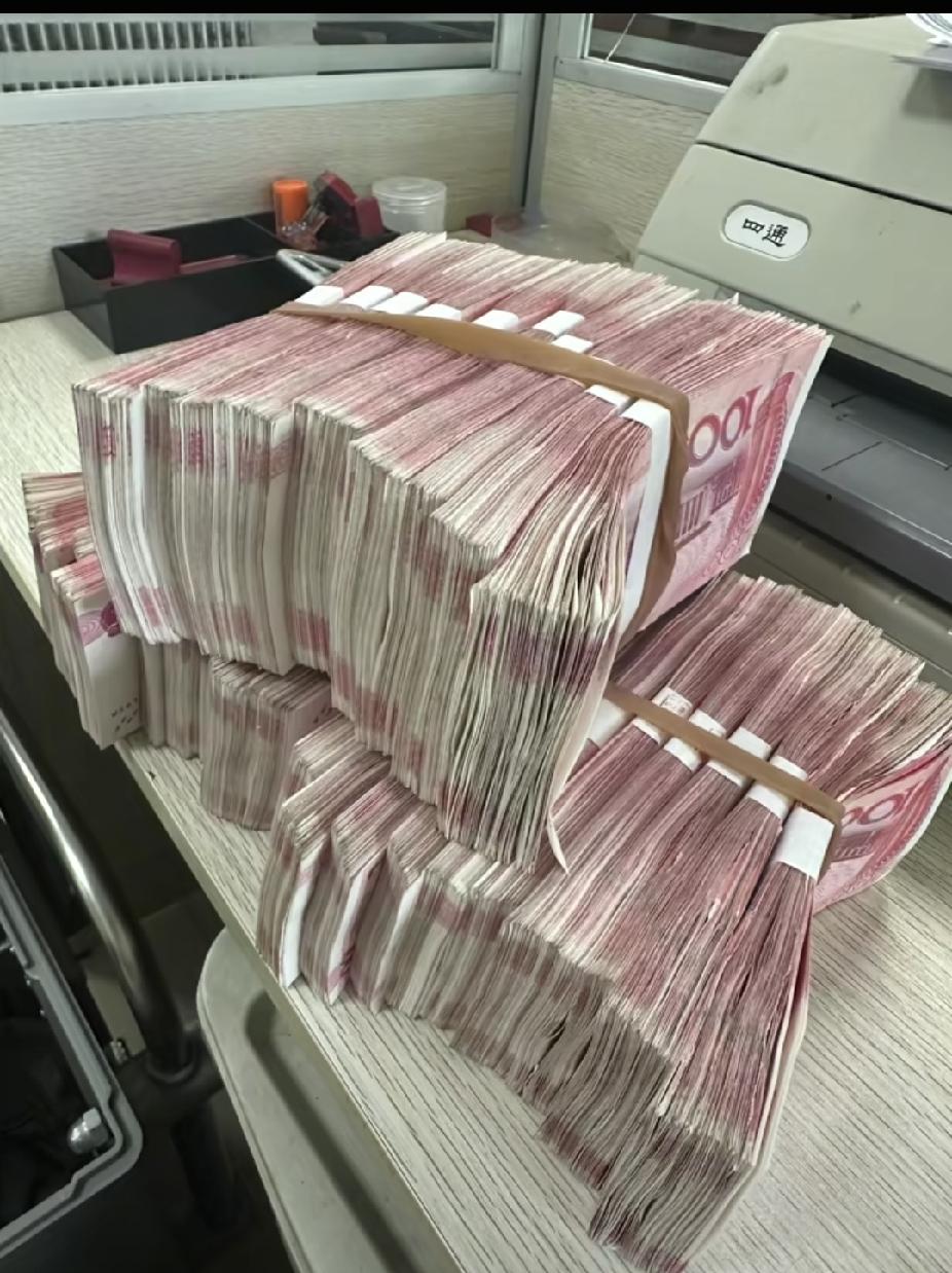 昨天听了一个讲座
说现在一个普通的农村家庭
都能轻轻松松拿出30万
说现在存钱的