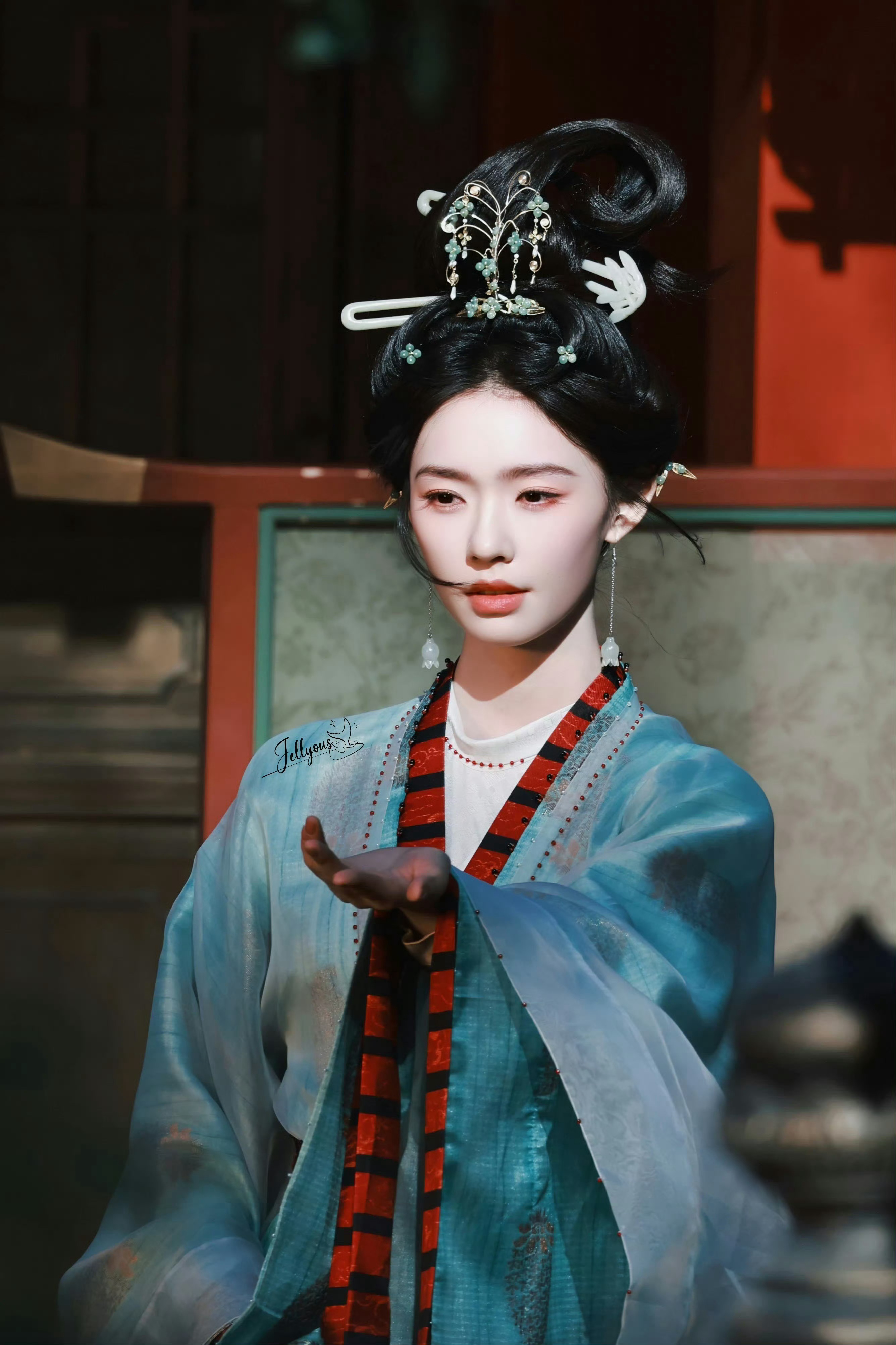 《归鸾》路透看着都有那味儿了，温瑜这造型简约里透着强气场，妆造大气又矜贵，眼里都