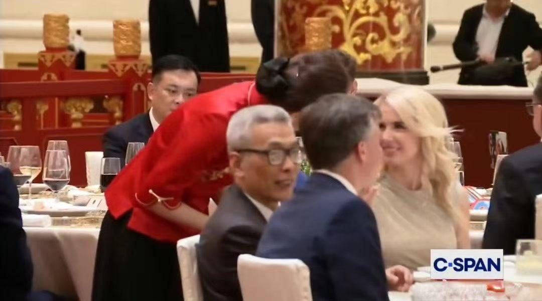 🔥🇺🇸🔴在京期间，
一直没给T手机

唯一社媒贴，
是“行政助理”草拟、