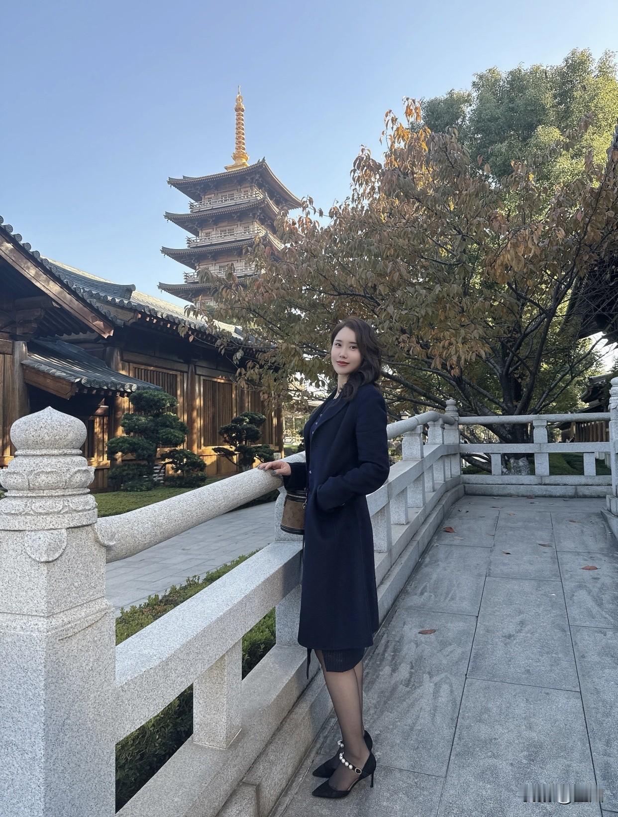 女生怎么穿搭会看上去很优雅红叶映塔影，秋意入诗行。黑色大衣的优雅瞬间！