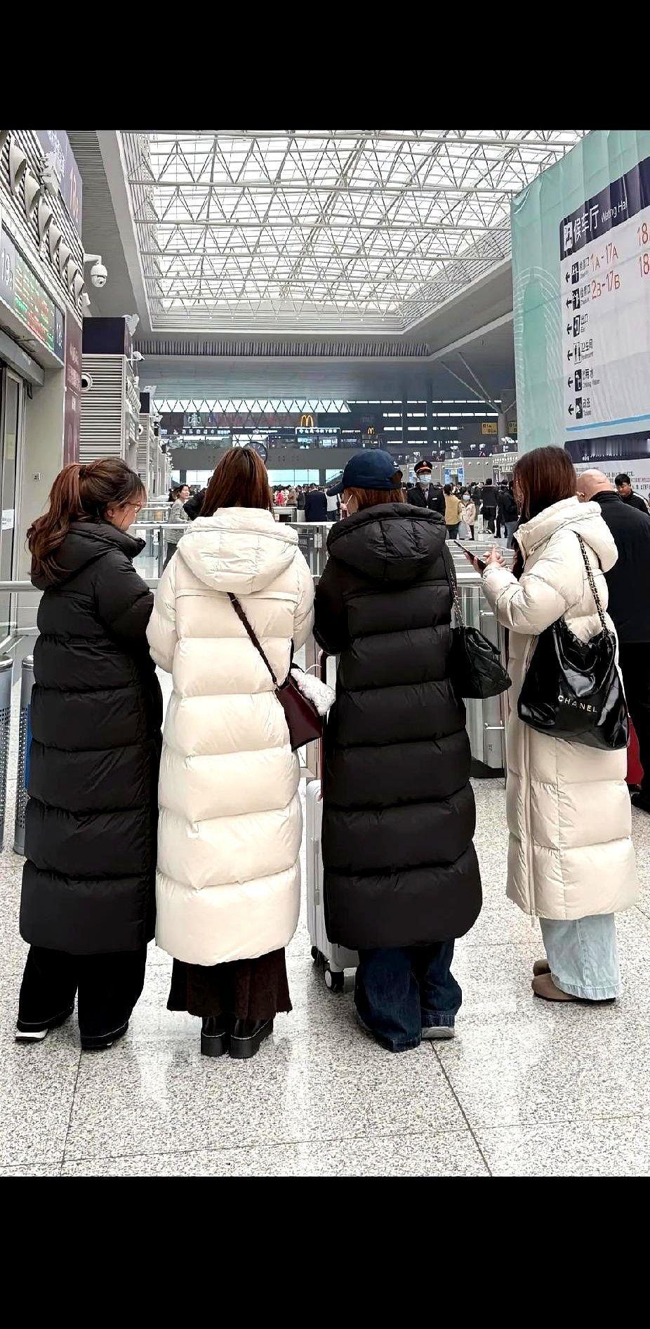 今年冬天，咱们终于活明白了。
时尚是什么？能吃吗？能挡住从地铁口倒灌进来的刀子风