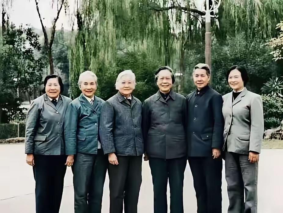六位女红军重新团聚的画面，但凡你认识两位，说明你已经老了，最少也 60 岁以上了