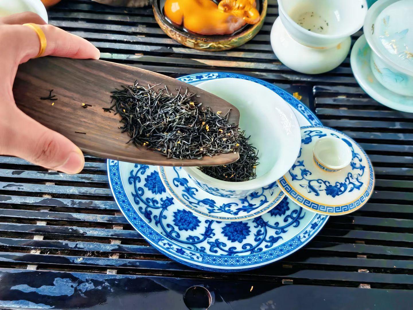 最近比赛少 在店里喝喝茶