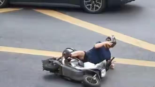 事发上海街头！男子闯红灯被撞后怒吼：千错万错，机动车不能撞人

网友评论：
估计