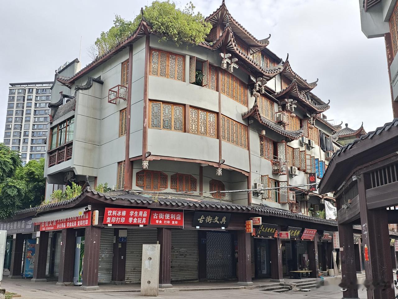 福州榕城古街，曾经热闹非凡，一铺难求，街道中间随处可见流动小摊。
照片拍摄于清晨