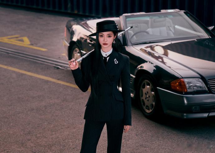 周洁琼碎钻眼妆周洁琼禁欲系妆造周洁琼这波尖叫之夜造型绝了！黑色西装酷飒带感，碎钻