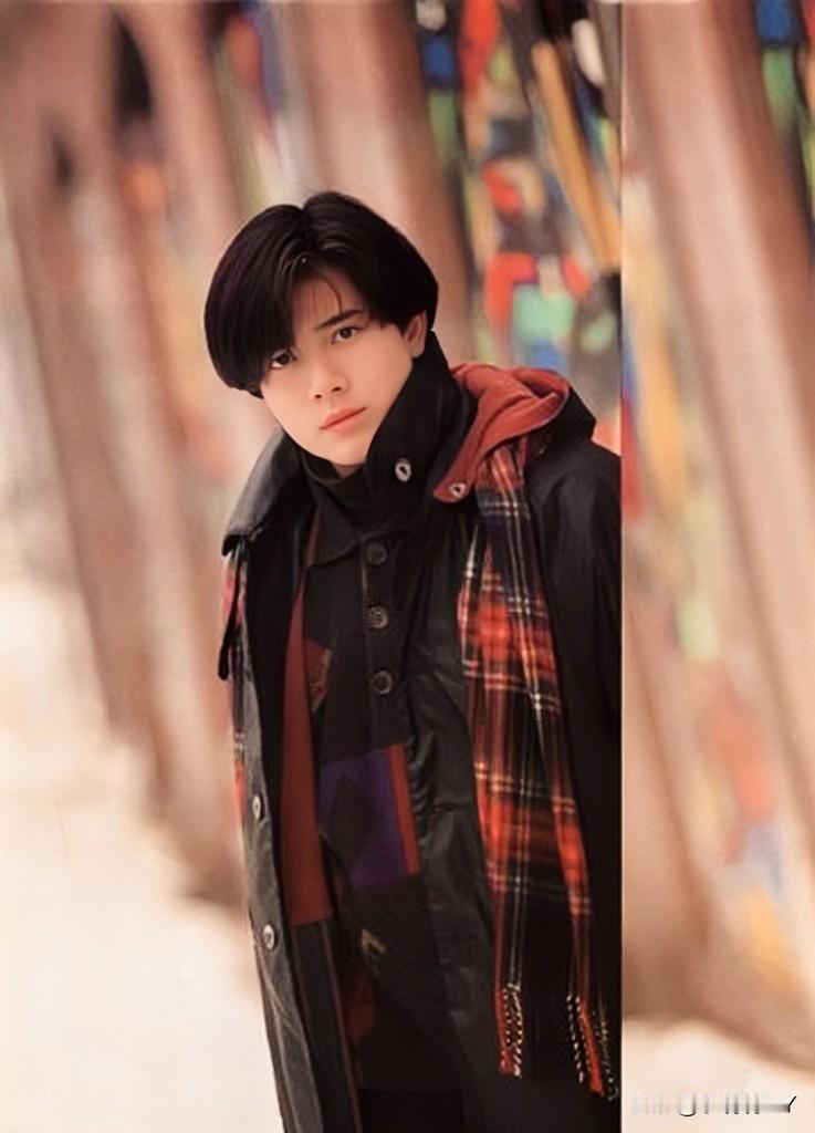 这是郭富城年轻时的一张照片，拍摄于1992年。当时郭富城27岁，正处于颜值巅峰，