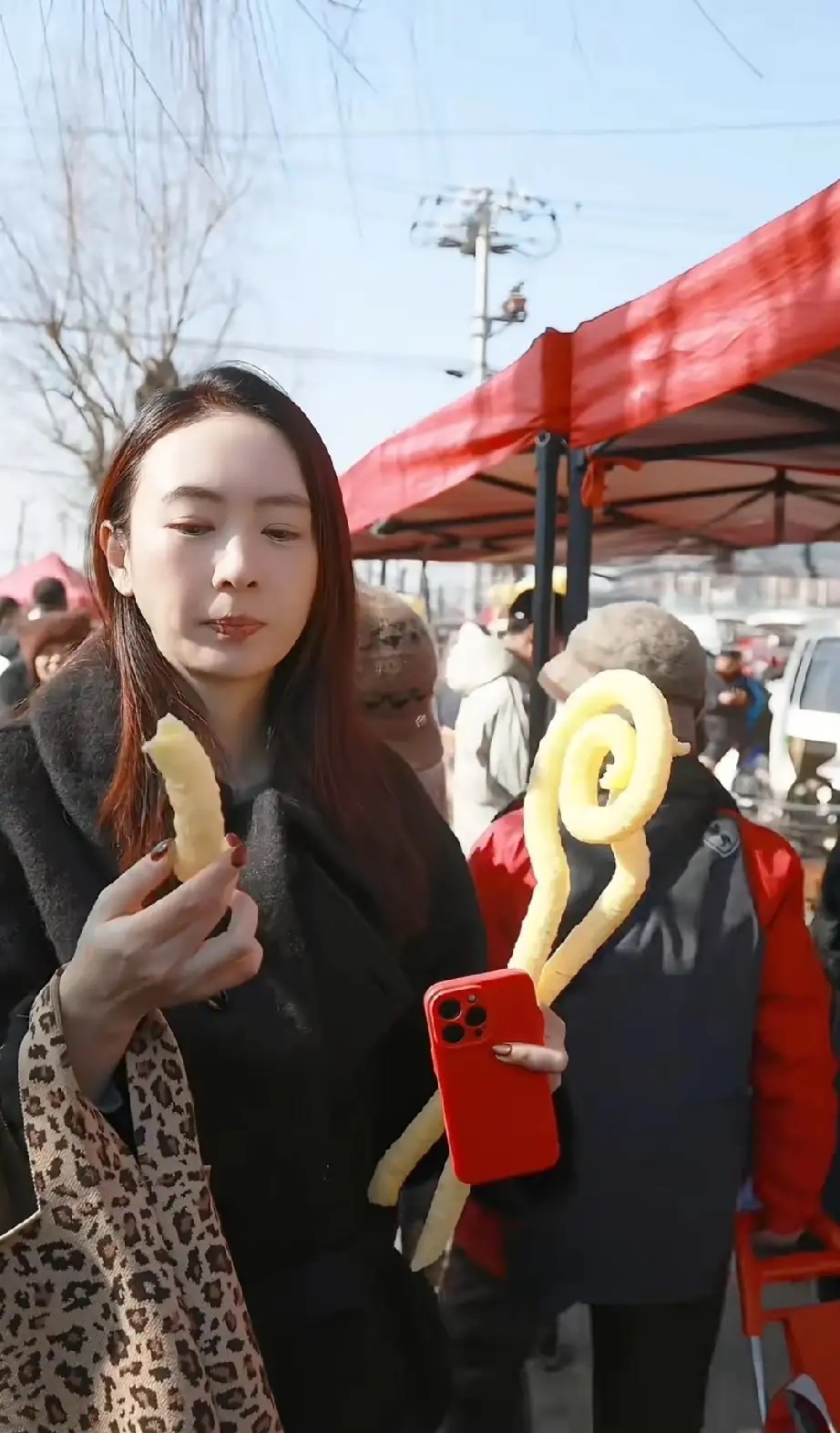 童瑶在北京过年赶大集，新年去了北京沙河大集逛了，她私下基本都不化妆，出镜大方素颜