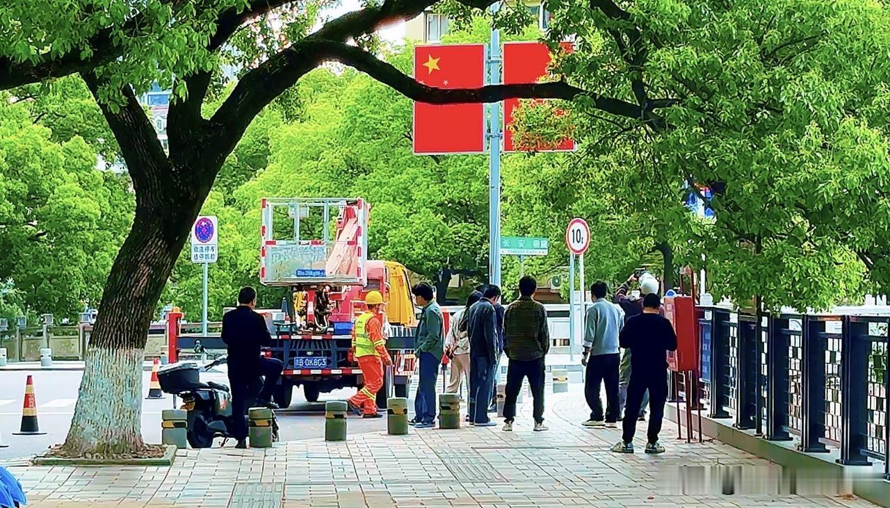 实拍宁波街头国旗新装，细节里都是用心

3. 尺寸更大成本更高！宁波街头正在悄悄