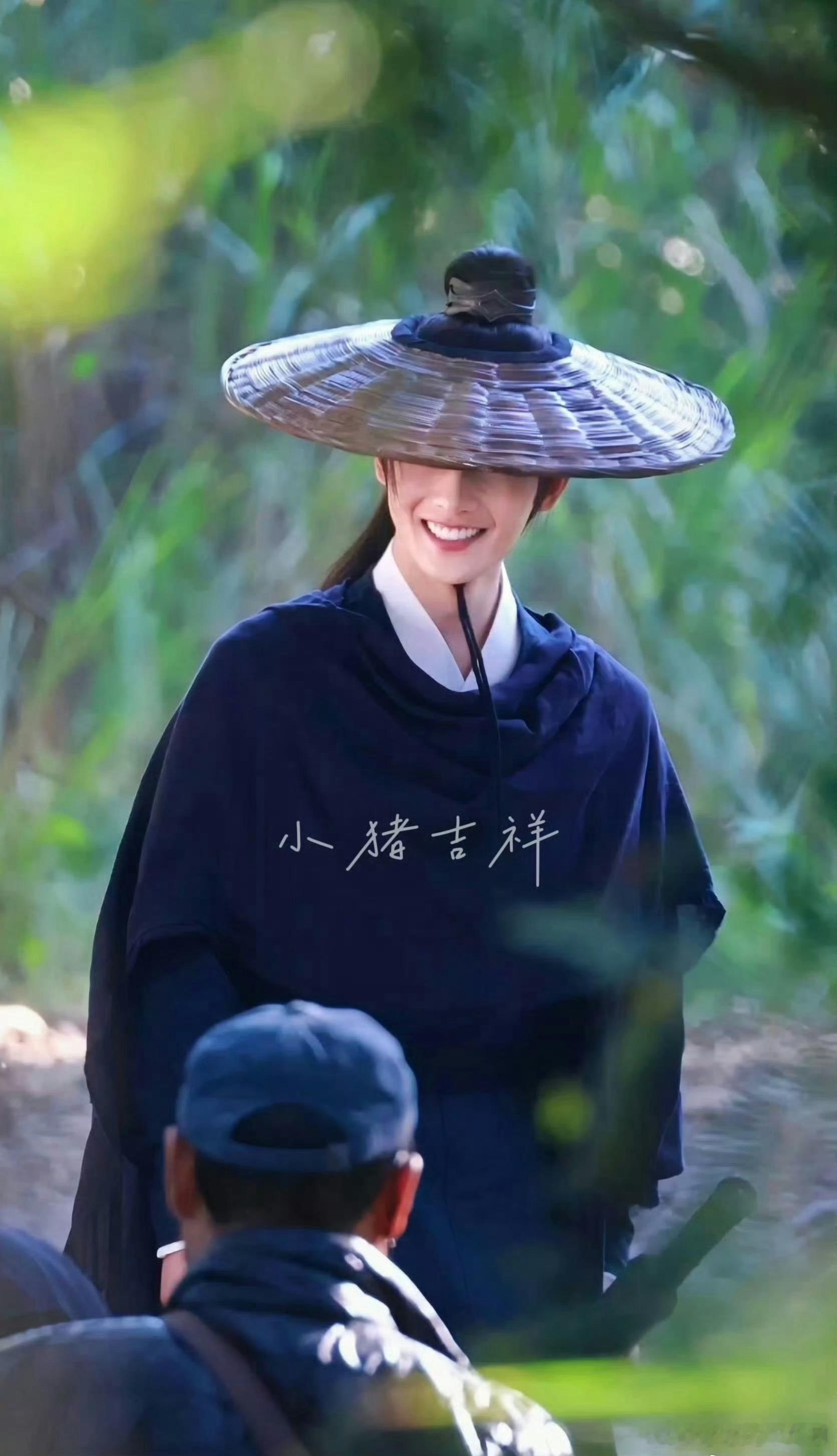 杨洋雨霖铃巨幅海报官方预告和物料质感超足，传统武侠味特别正，杨洋饰演南侠展昭，造