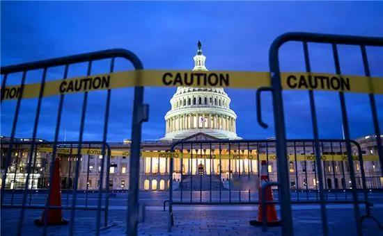 好一个美式民主：两党要打架，政府先关门。“共和”、“民主”两党的名字听起来十分高