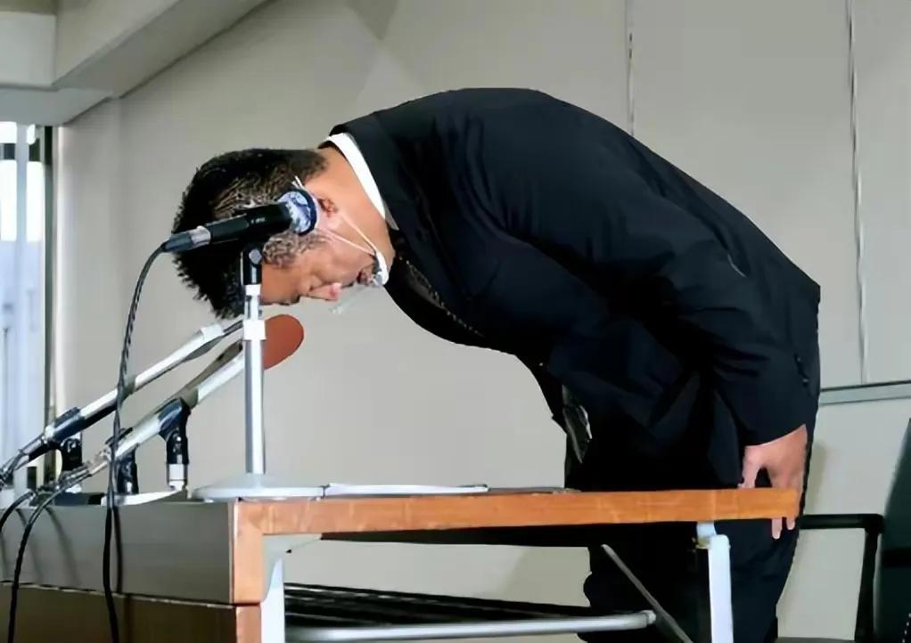 日本市长贪污43元电费，公开鞠躬道歉。日本池田市市长，因为老婆怀孕回娘家养胎，自