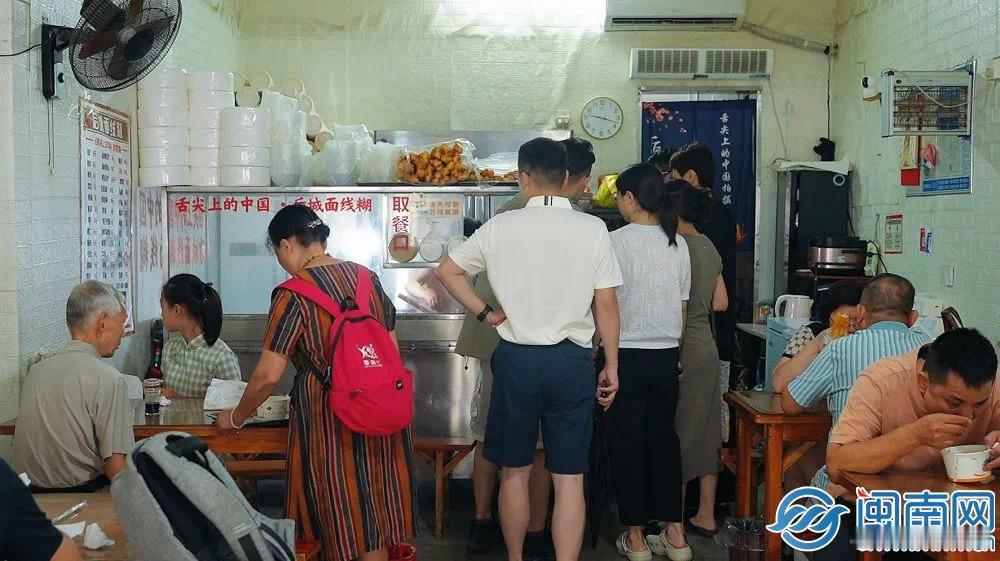 #面线糊是福建闽南特色小吃#“老板，给我来一碗面线糊。”清晨，在泉州市的大街小巷
