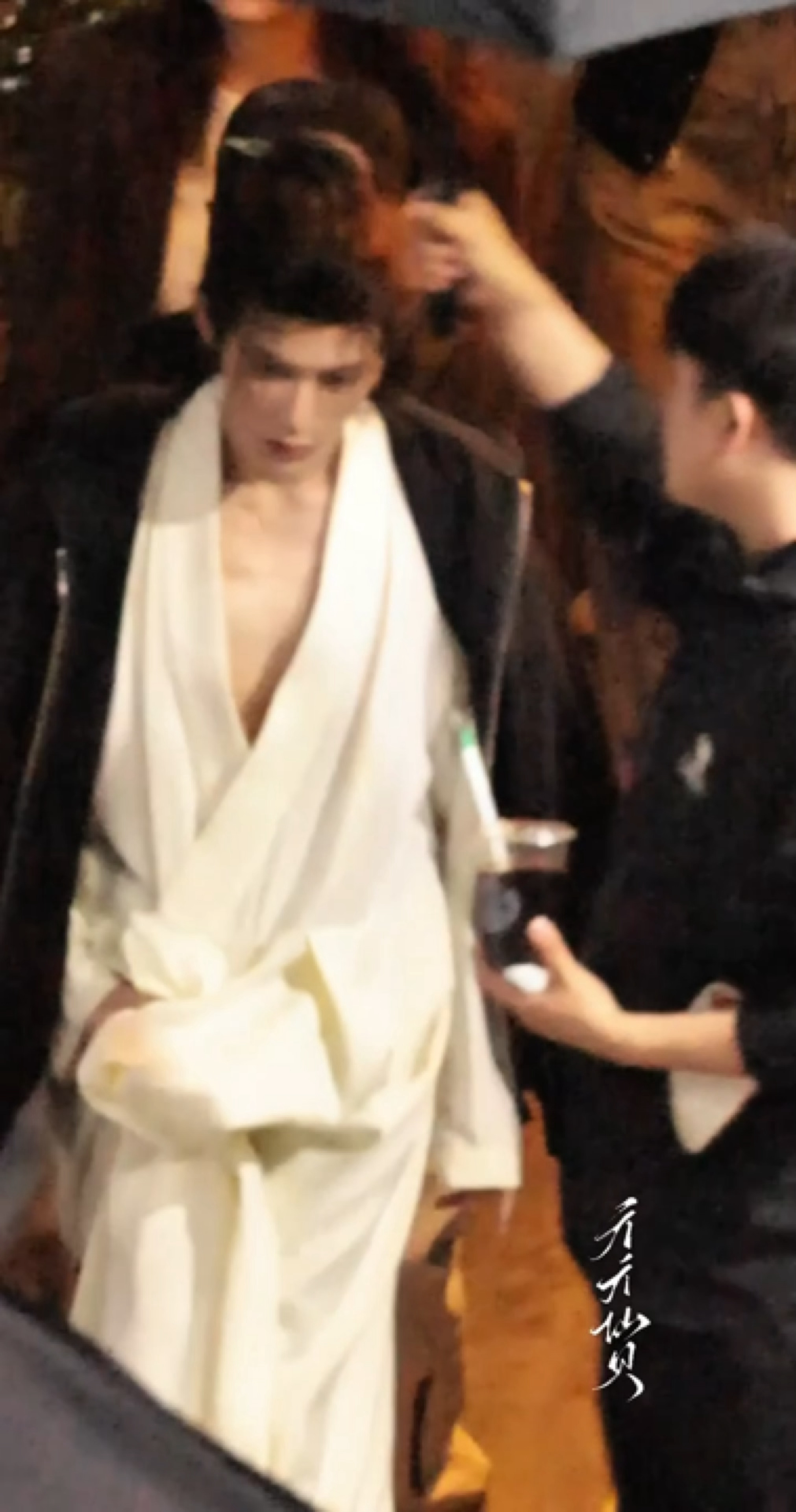 严肃观看家主大人深V胸肌中我轻轻一拽是不是就…🥵檀健次古装深V