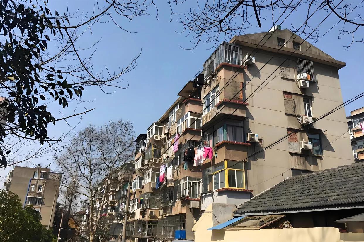 有外地朋友想在北京买几套房子开民宿，要求离市中心不超过5公里，想知道一平米多少钱