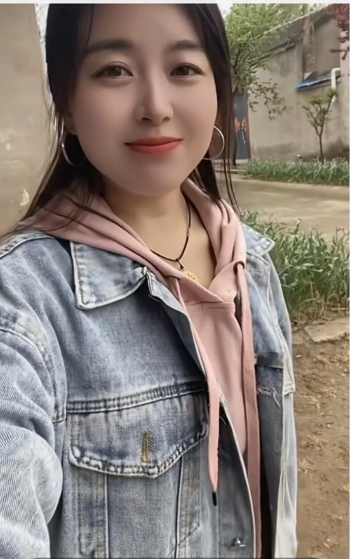 七律  晚春村居

油菜尚余星点黄，
莺声袅袅现村庄。
柴门柳拂樱桃笑，
农舍笛