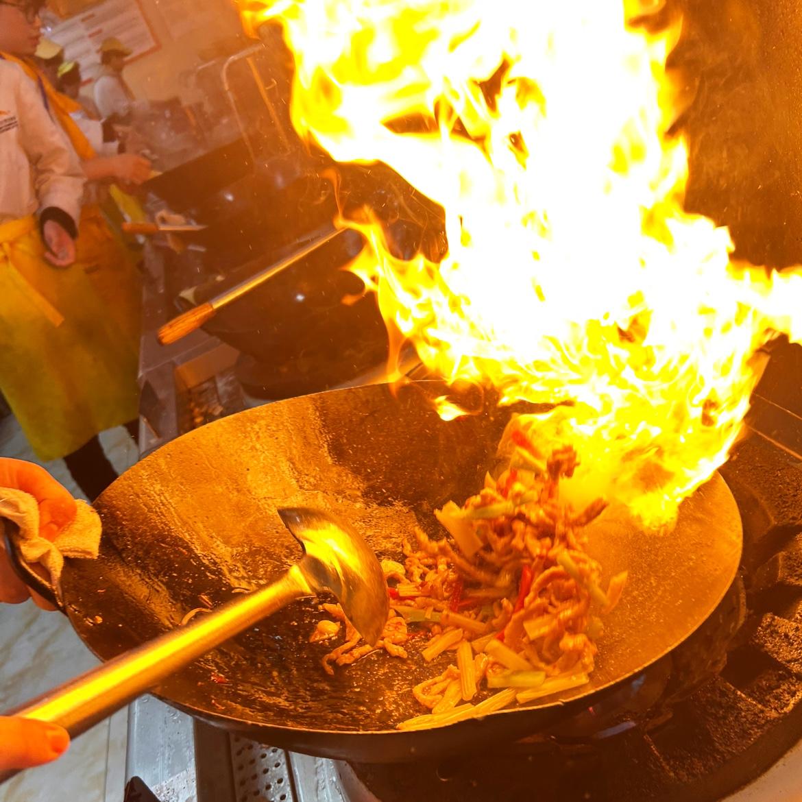 火辣辣！快来看这场铁板烧的火焰秀！🔥🍜